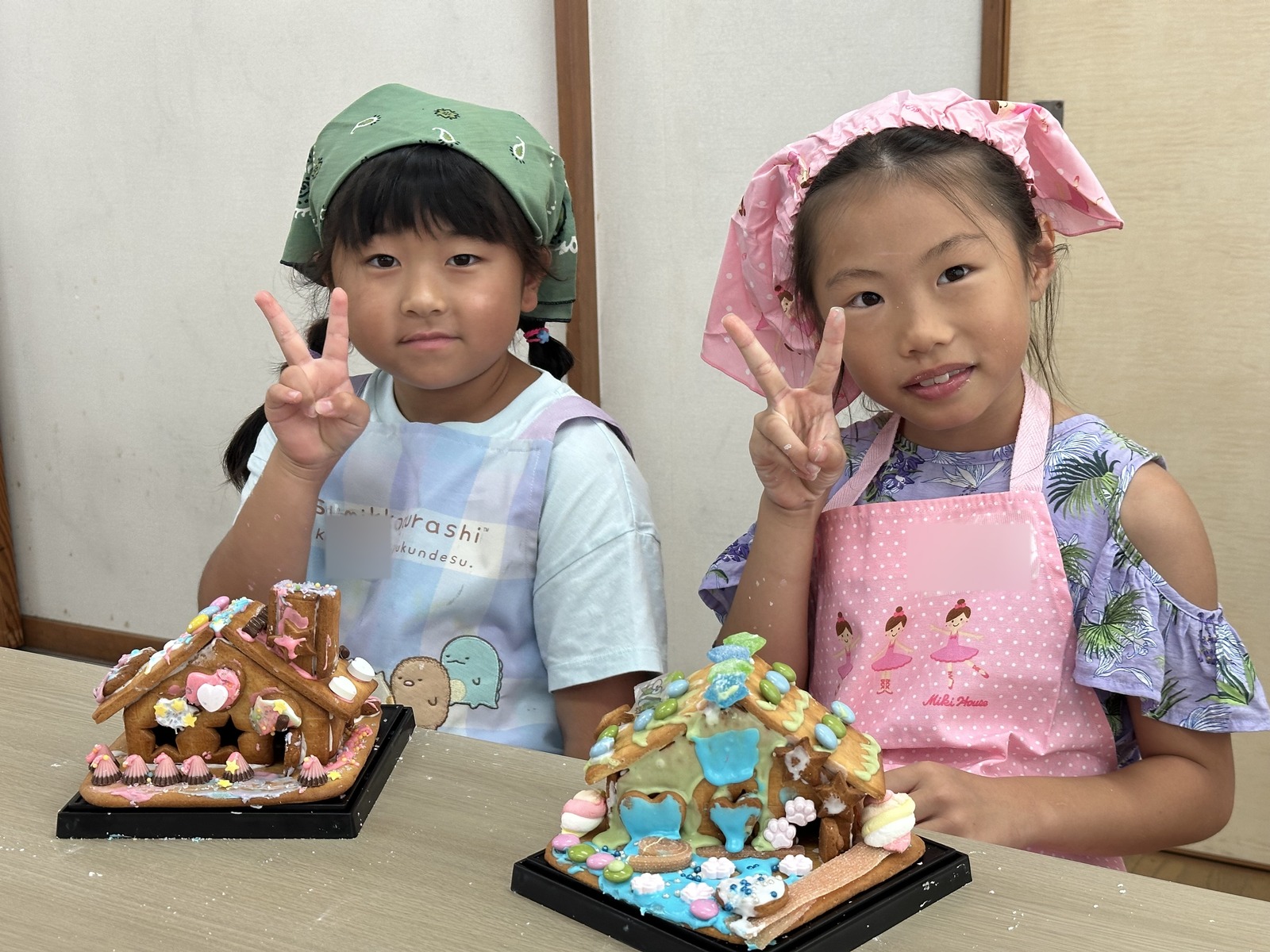 完成したお菓子の家を前にした参加者