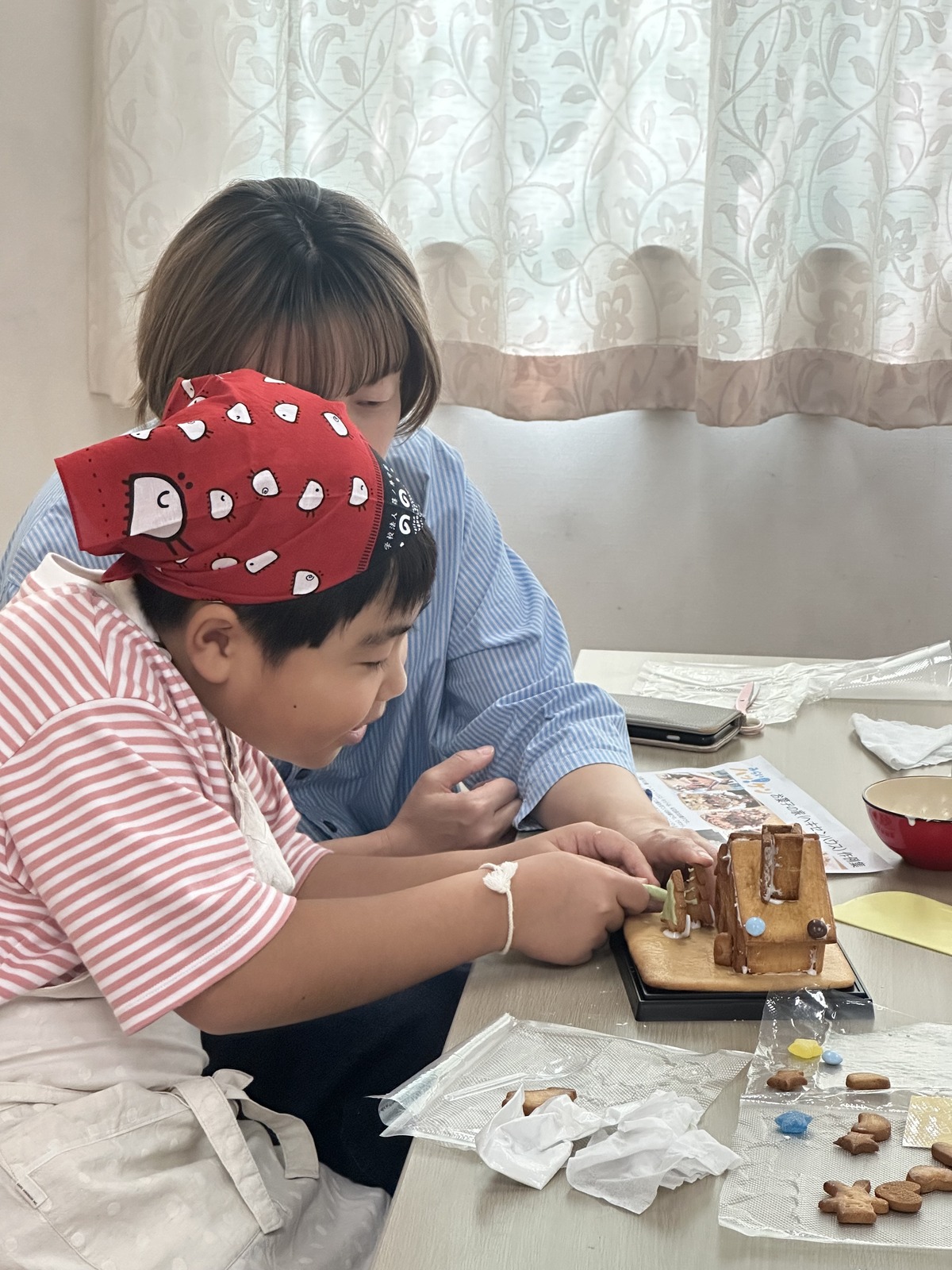 教室でお菓子の家を楽しむ様子